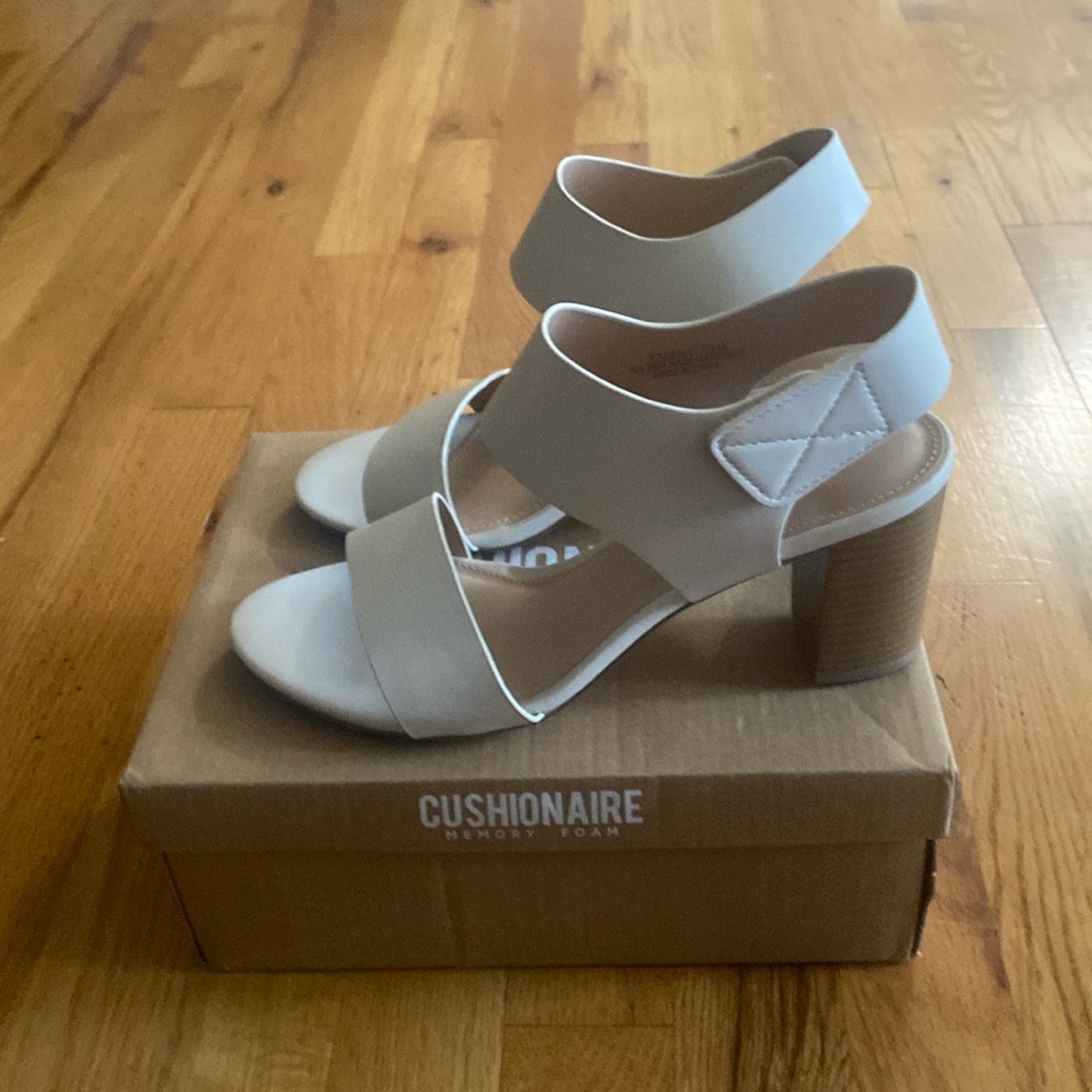 NWOT women’s cut out heel sandal